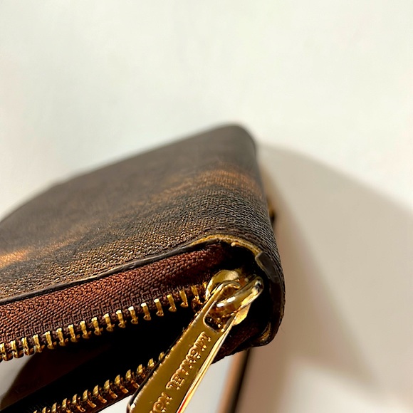 Michael Kors wristlet - Picture 9 of 9